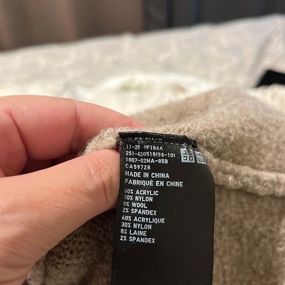 UNIQLO Oversized Cowl Sweater - Picture 4 of 4